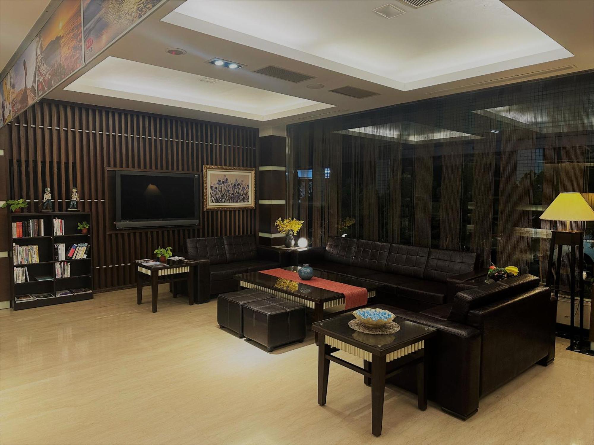 Young Soarlan Hotel - Тайнан Екстериор снимка