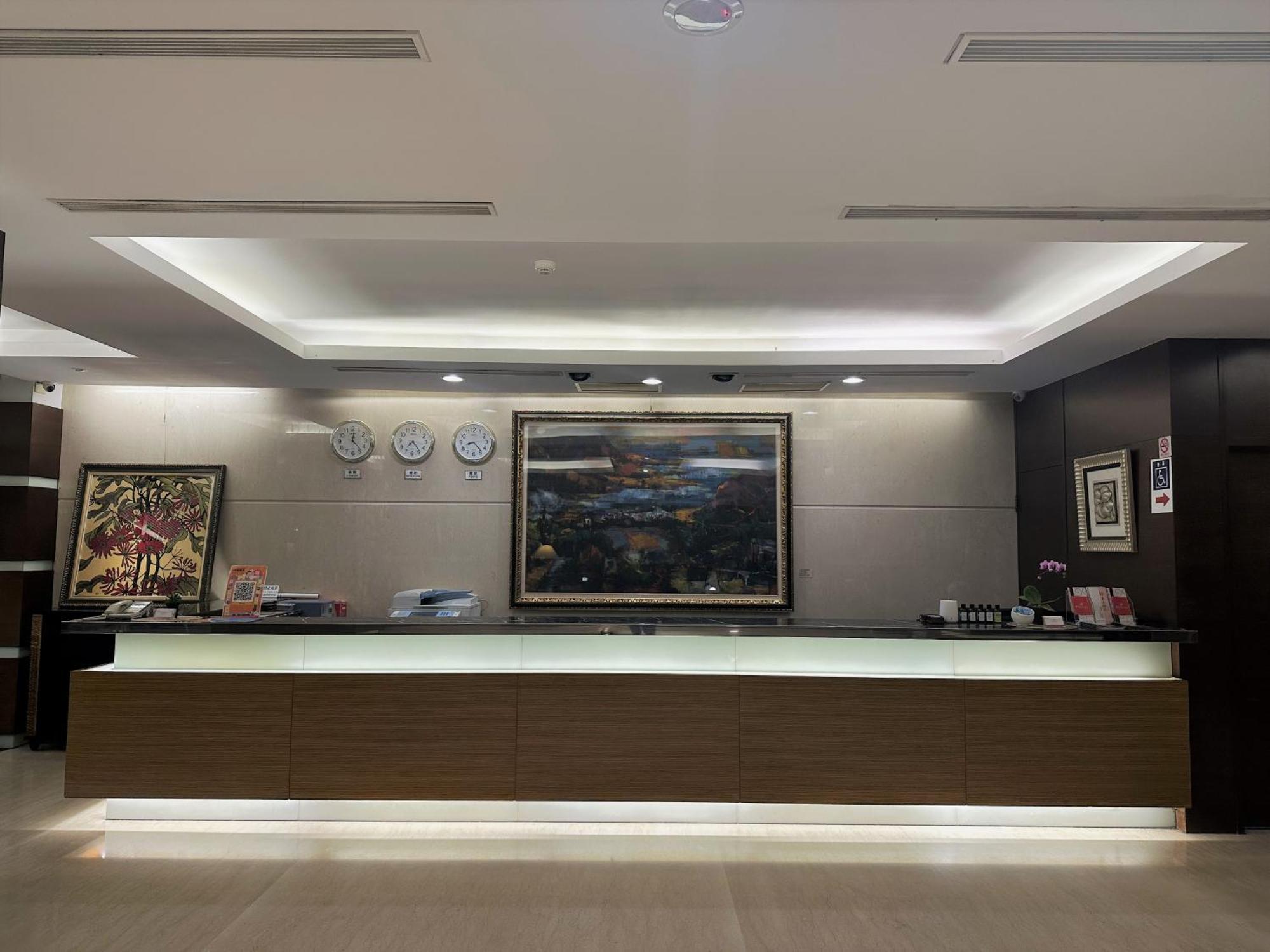 Young Soarlan Hotel - Тайнан Екстериор снимка