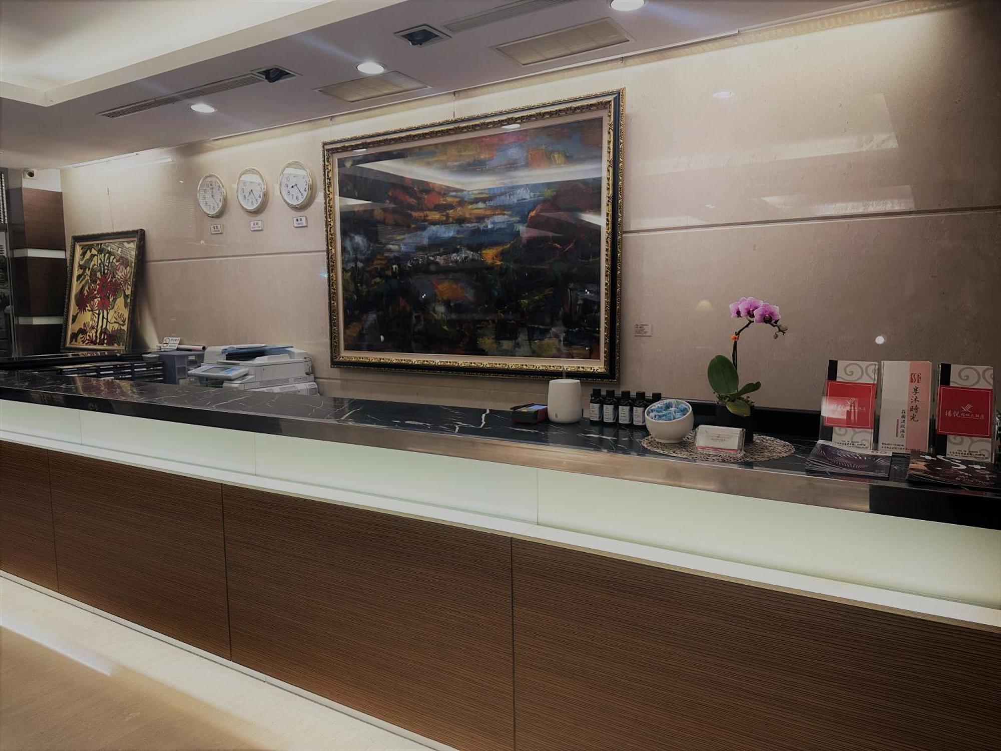 Young Soarlan Hotel - Тайнан Екстериор снимка