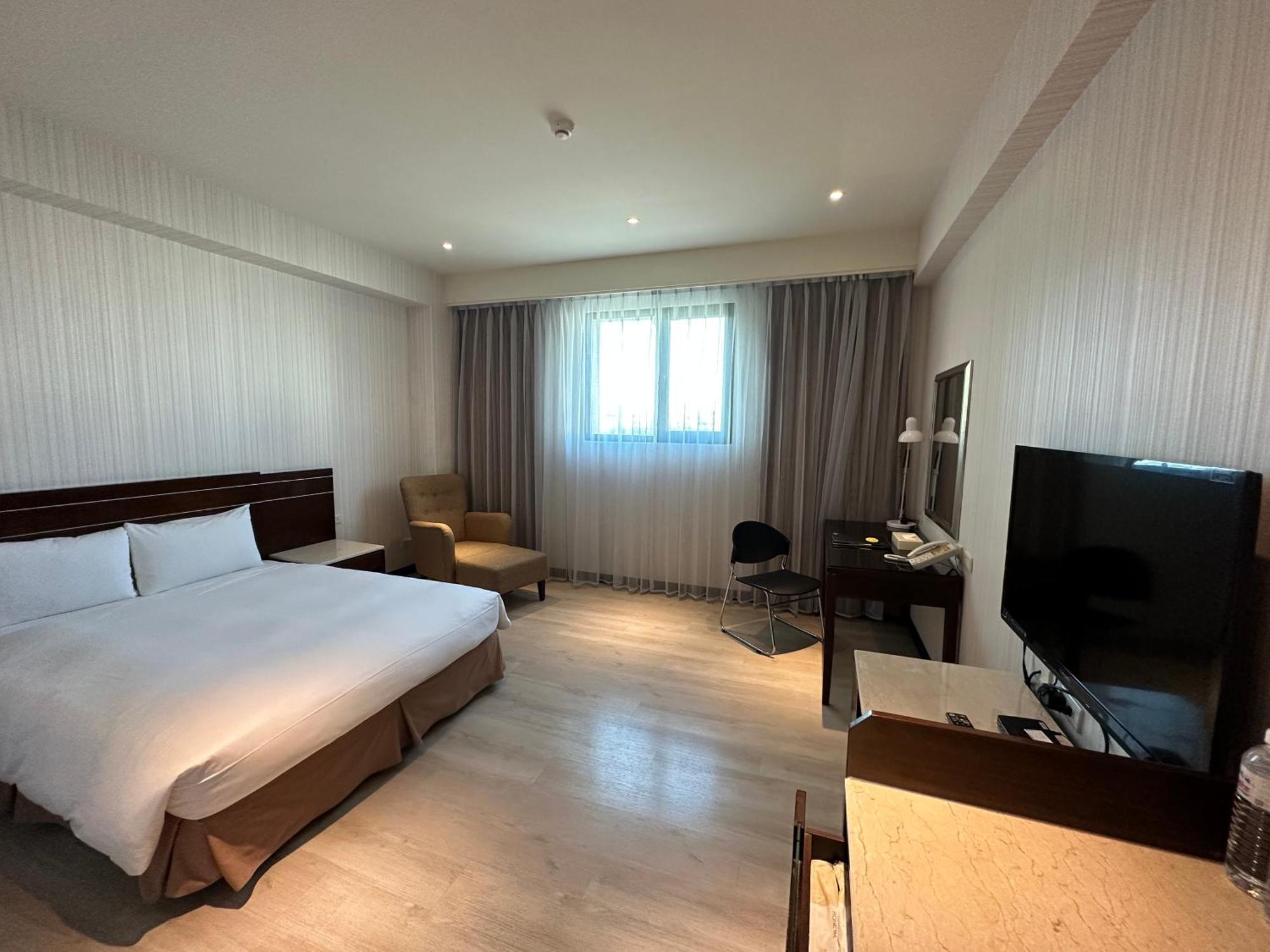 Young Soarlan Hotel - Тайнан Екстериор снимка