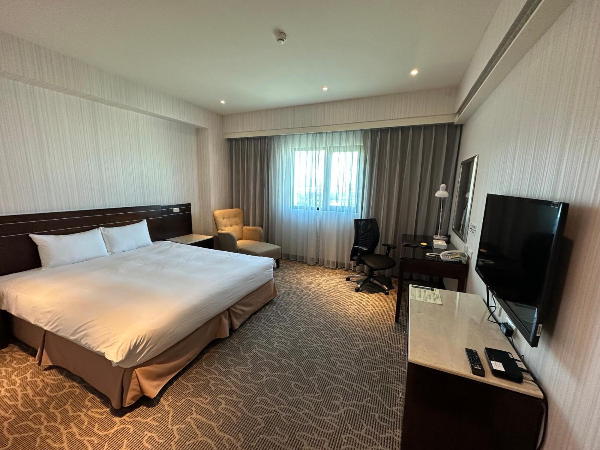 Young Soarlan Hotel - Тайнан Екстериор снимка