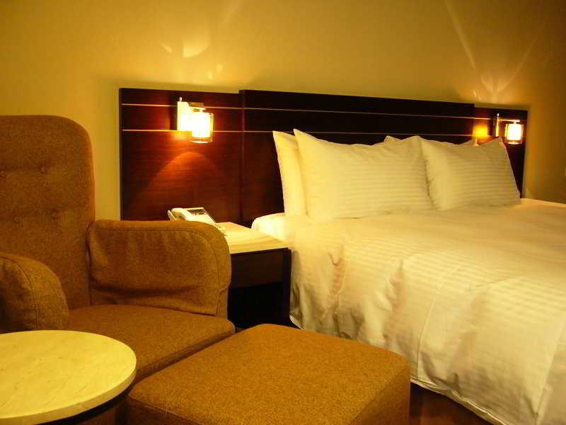 Young Soarlan Hotel - Тайнан Екстериор снимка
