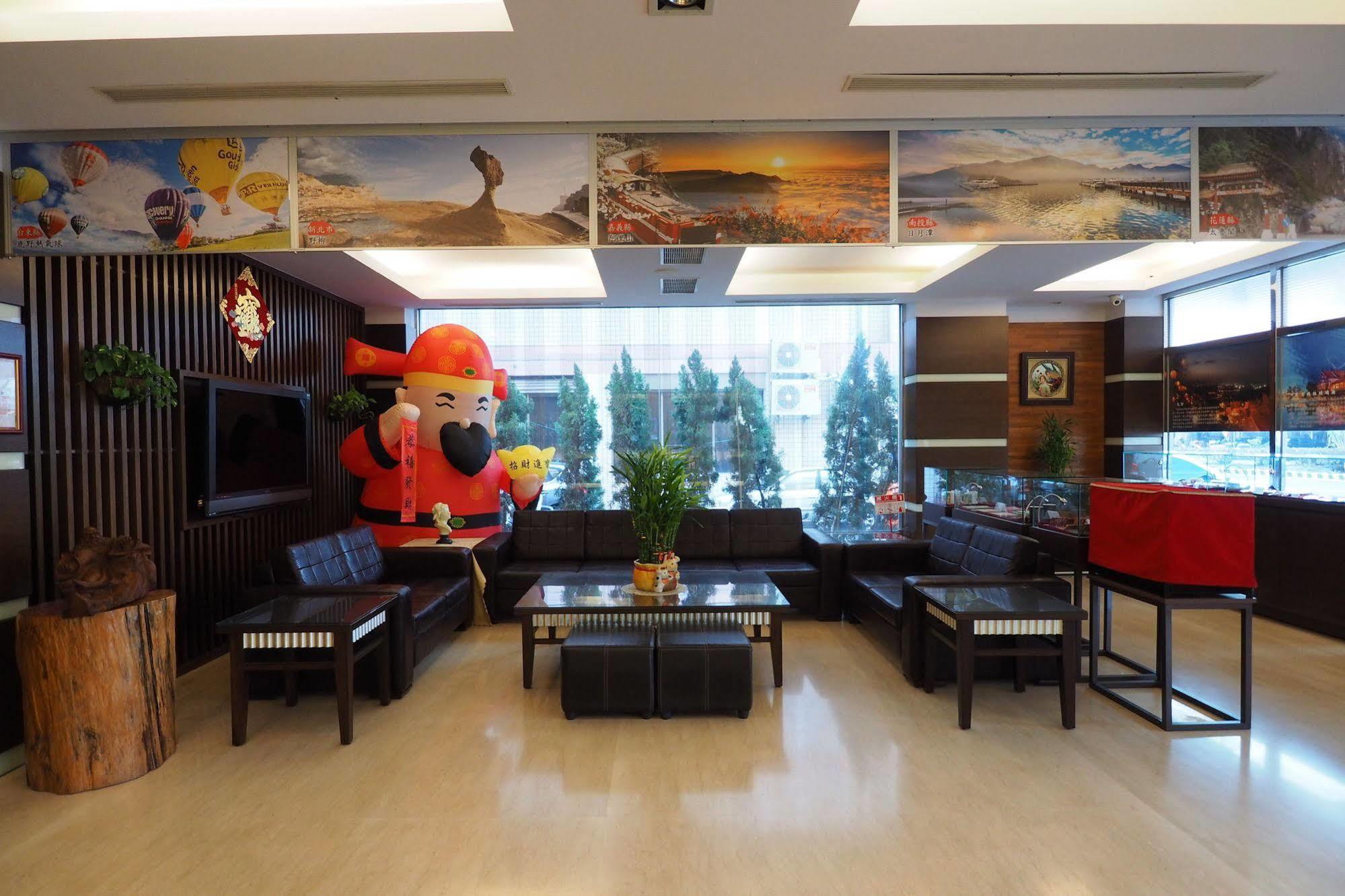 Young Soarlan Hotel - Тайнан Екстериор снимка
