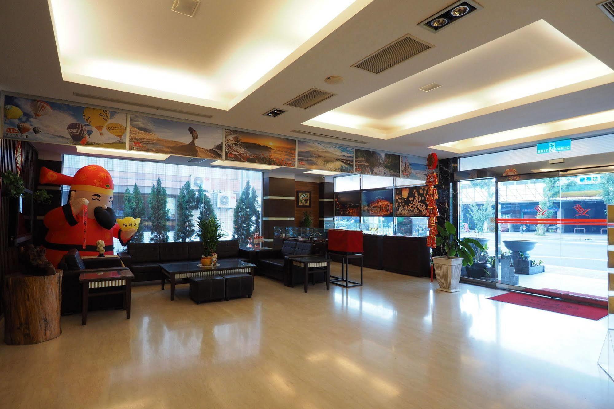 Young Soarlan Hotel - Тайнан Екстериор снимка