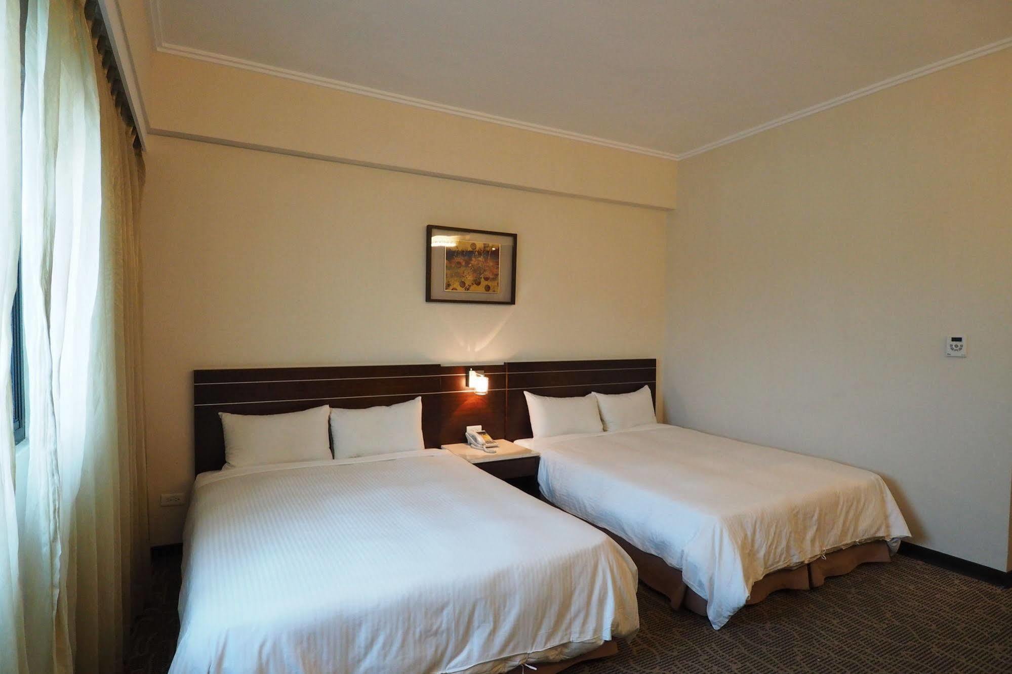 Young Soarlan Hotel - Тайнан Екстериор снимка