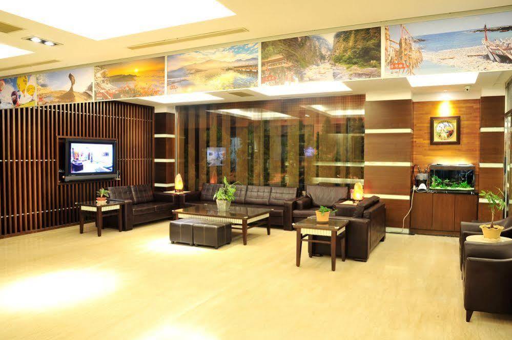 Young Soarlan Hotel - Тайнан Екстериор снимка